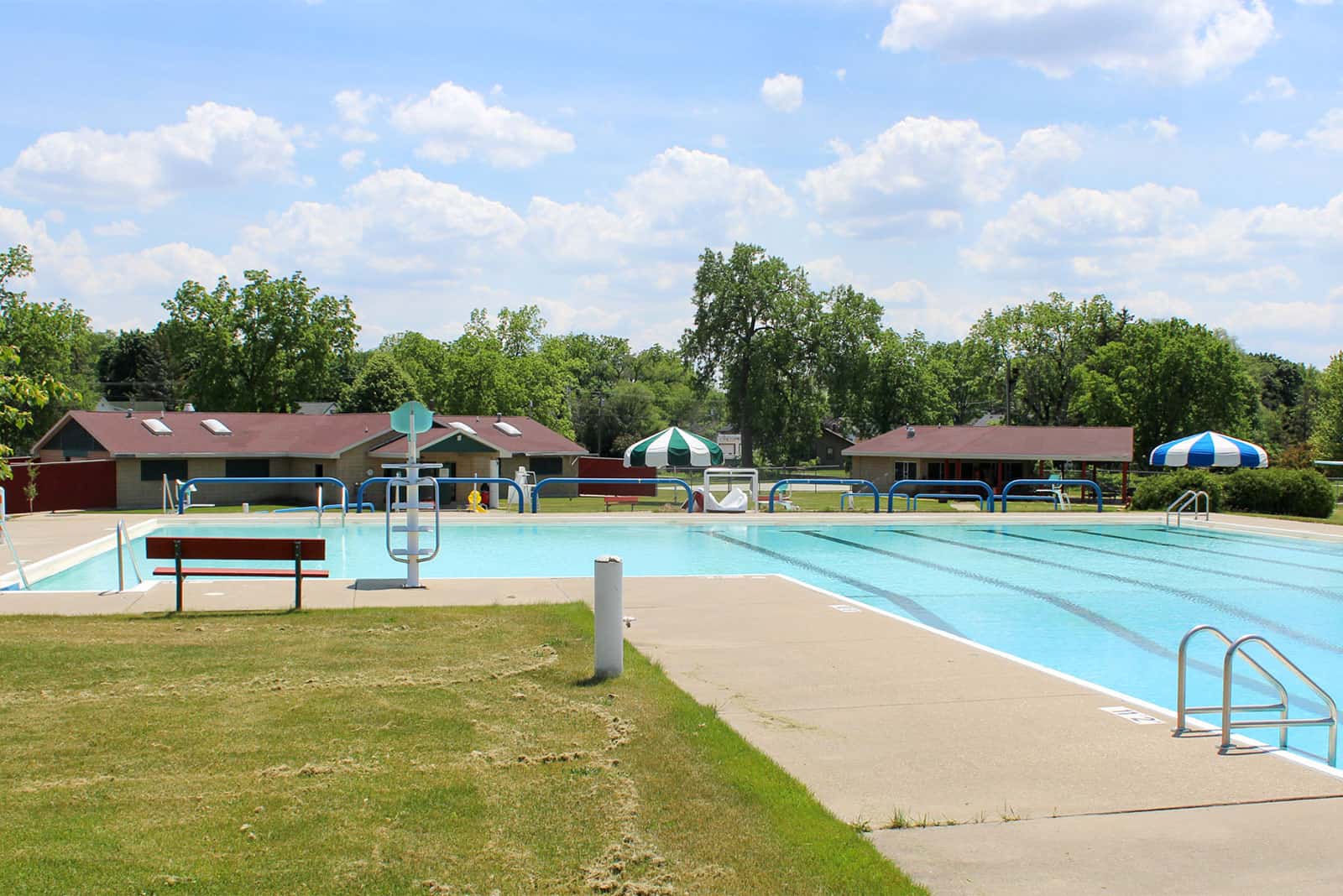 Picture of the pool and facilities at the Edgerton Aquatic Center.